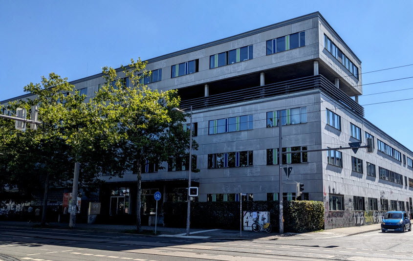 Eingang des Business & Innovation Centre Leipzig in der Karl-Heine-Straße 99